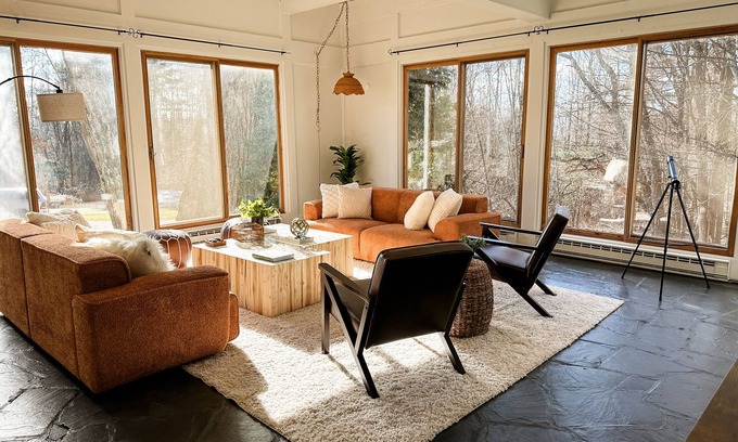Mendon House | Jam House Killington/Pico:Renovated Luxury+Hot Tub+Sauna+Wine Bar+Pool+Game Room