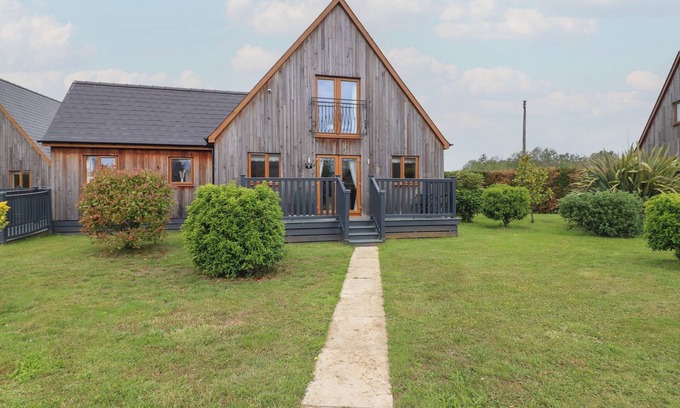 Brigg Cottage | JAMES VILLE MARINA LODGE 9, with hot tub in Brigg