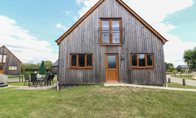 Brigg Cottage | JAMES VILLE MARINA LODGE 22, family friendly, with hot tub in Brigg