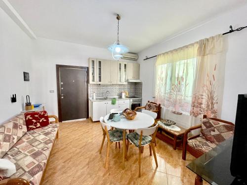 Mbrostar-Urë Apartment | Jani & Eleni's UNESCO Explorer Base - Apollonia, Fier, Berat & Beyond