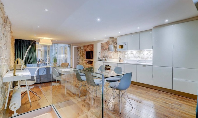 Quartier Sainte-Avoye Apartment | Jardin Prive - Gorgeous 3 Bed House in Le Marais