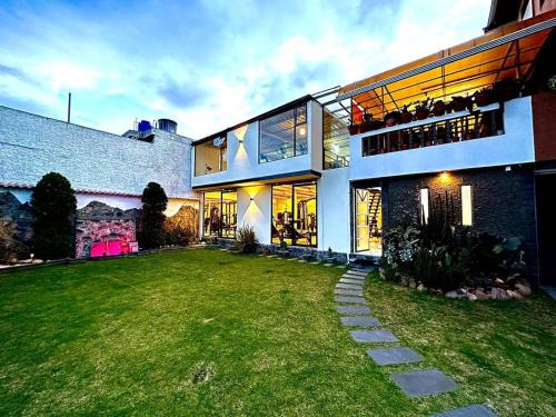 Parroquia Celiano Monge House | Jardines Ambato