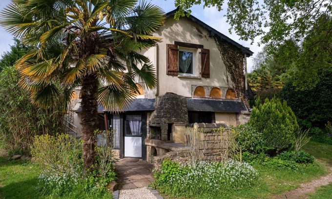 Plumelin House | Jardins De La Cantine - l'entre Deux with Shared Pool, Shared Terrace and Wi-Fi