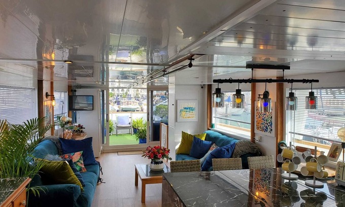 Gibraltar Boat Rental | Jasmine coral Jay boutique boatel Gibraltar sleeps up to 10 in 5 room's