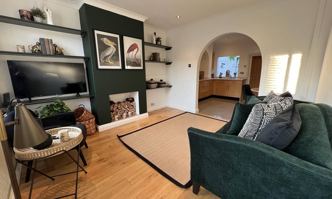 Chester Cottage | Jasmine Cottage. Stylish Cottage With Parking. Situated in the Heart of Chester!