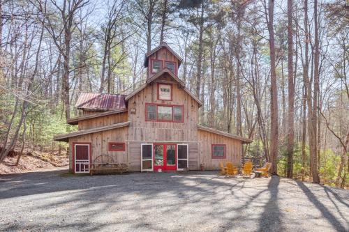 Jasper House | Jasper 7 Timbers Cabin on 10 Acres with a Creek!