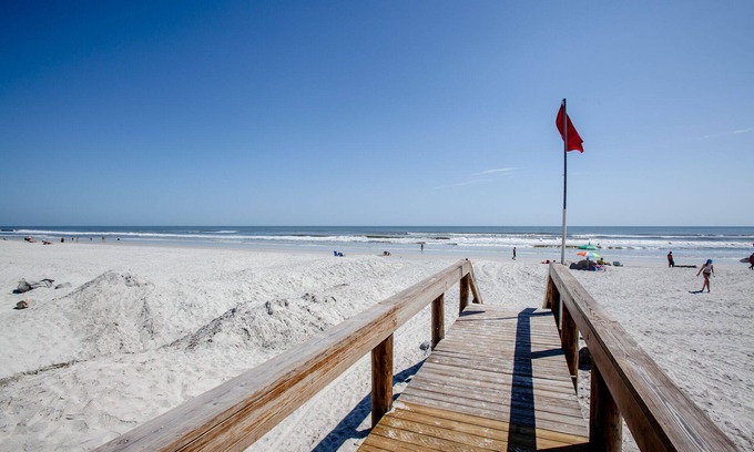 Jacksonville Beach Condo | JaxBeachLife Oceanviews & ocean breezes plus a king-sized bed; 2nd floor w elev