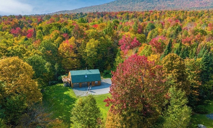 Westfield House | Jay Peak 3 miles - ski home via Big Jay!
