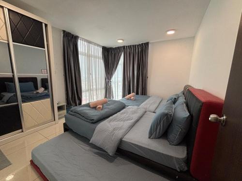 Taman Century Apartment | JB 1min walk to KSL Mall 5-7Pax Bathtub SmartTV