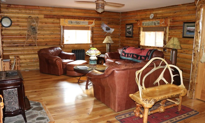 Soldotna House | JBs Alaska Getaway Beautiful Custom Log home for your Alaskan experience 2b/2b