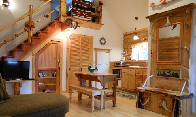 Soldotna House | JBs Alaska Getaway Custom Log Cabin sleeps 6
