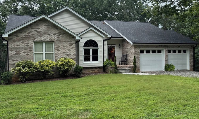 Morganton House | JB’s Winners Circle is a peaceful, quite home only 3 minutes from downtown.