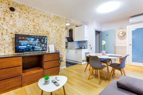 Muranow Apartment | JessApart– Babka Tower Apartment