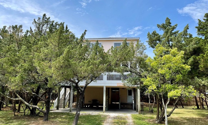 Ocracoke House | Jetts House: Dog friendly home in private location