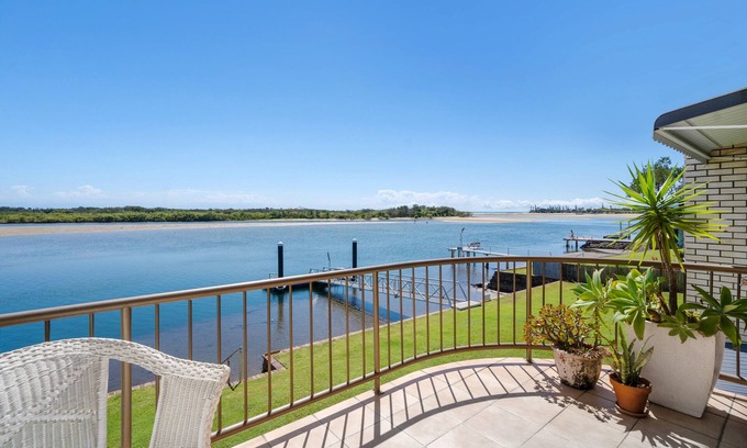 Maroochydore Apartment | Jetty Flats - Stylish Waterfront Escape