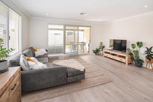 West Busselton House | Jetty Retreat- minutes to town and beach