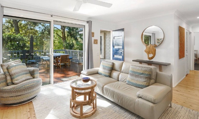 Macmasters Beach House | Jewel on Newell - Hear the Waves