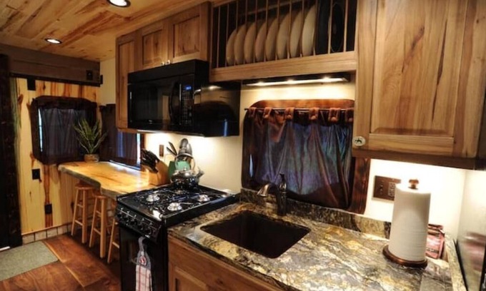 Essex Cabin | "JJ" Luxury Caboose