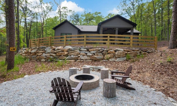 Salem House | Jocassee Retreat - .5 miles from Lake Jocassee