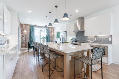 Talbot's Corner House | Jocelyn & Julian at The Lucy by Stay Local Nashville