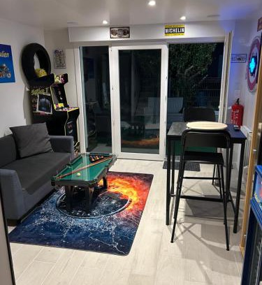 Gonnetot Apartment | Joe bar stud