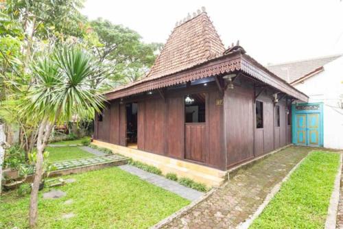 Bogor Tengah House | Joglo House in Central Bogor By penggemarlawas
