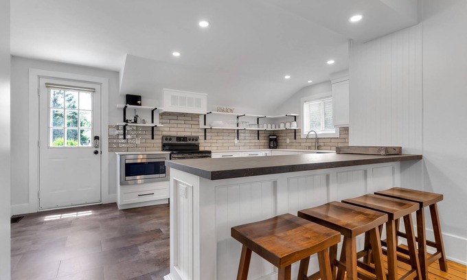 Wellington House | John Alvin's Wellington: 4BDRM with Hot Tub