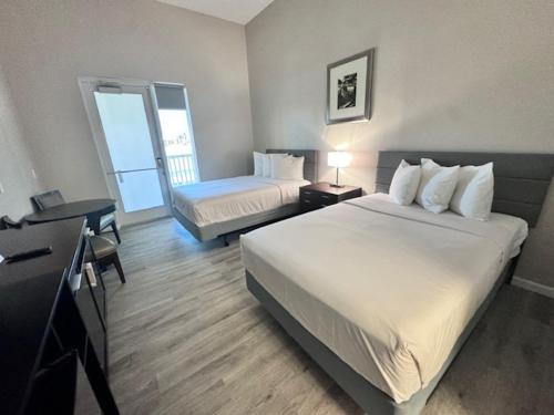 Madeira Beach Hotel | John's Pass Hotel - Fully Remote Check In
