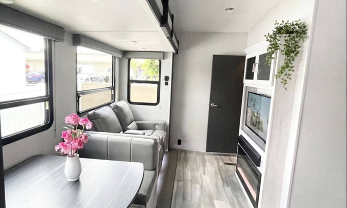Lincoln Acres House | Johnny Love, Modern and Bright Paradise RV