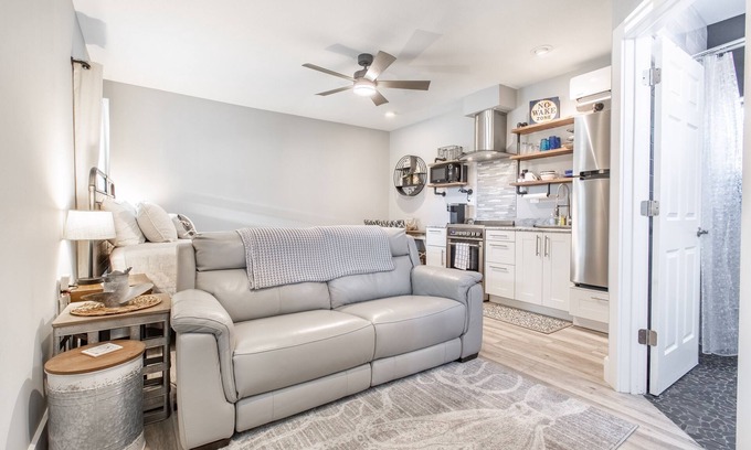 Madeira Beach Condo | Johns Pass Studio 3 Fisherman's Cove & Cottages Studio 3