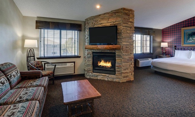 Johnston Hotel | Johnston Charm: Cozy Rooms, Free Hearty Breakfast Included, Near I-35