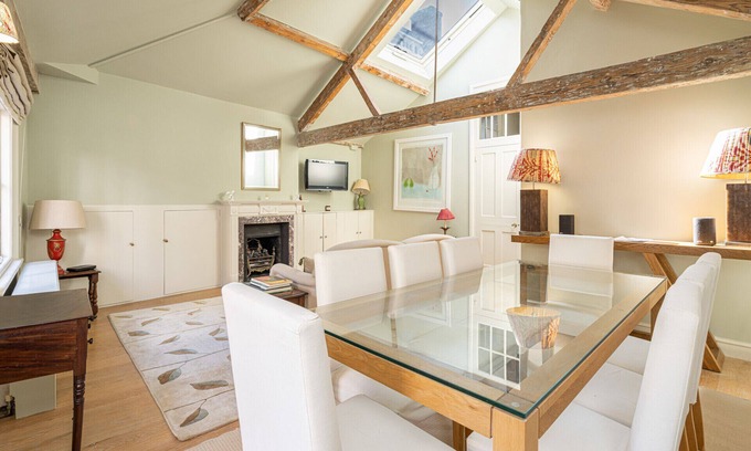 Westminster Apartment | JOIVY Elegant 2-bed flat near Buckingham Palace, South West London