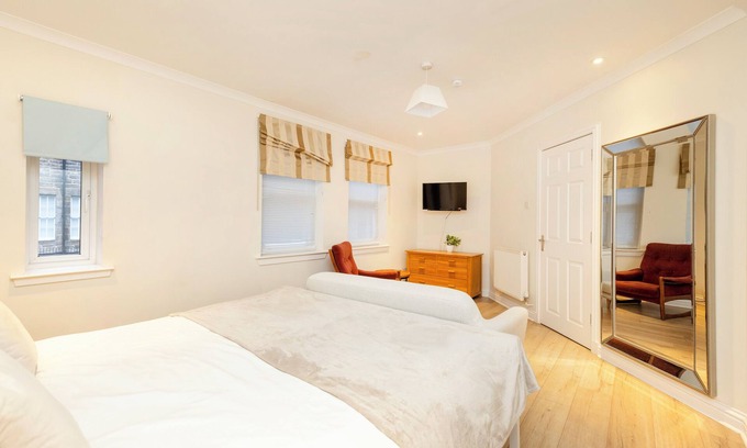 West End Apartment | JOIVY Elegant Flat Near Fountain Park