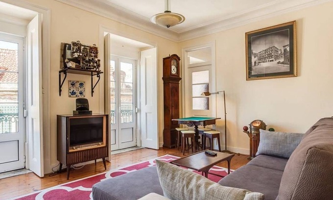 Merces Apartment | JOIVY Lovely 3BR Apt w/workspace, nearby Botanical Garden of Lisbon