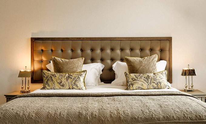 New Town Apartment | JOIVY Luxury George Street Apartments: Forth Suite