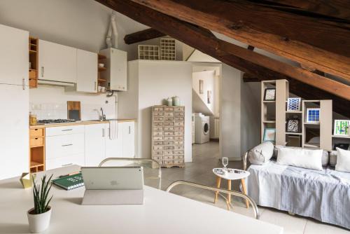 Porta Vittoria Apartment | JOIVY Top-floor studio by Vittorio Formentano Park