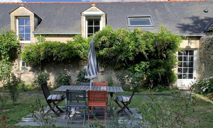 Charce-Saint-Ellier-sur-Aubance House | Joli Gîte Cosy, Jardin et Piscine Proche D'angers