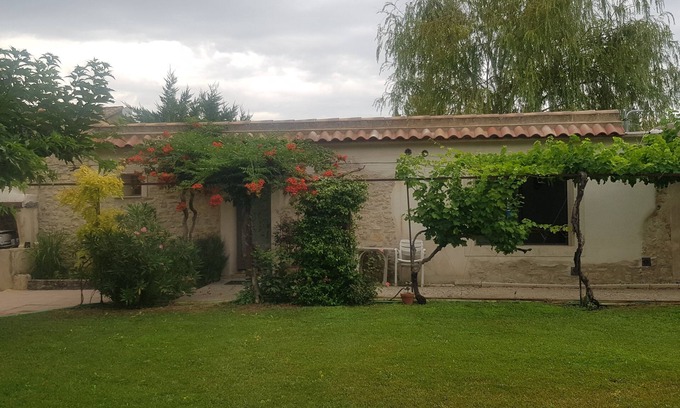 L'Isle-sur-la-Sorgue House | JOLI STUDIO DANS JARDIN 5MN A PIED CENTRE VILLE