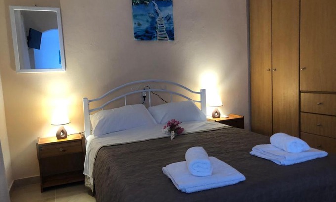 Loutraki Apartment | Jonny O, apartment by the sea