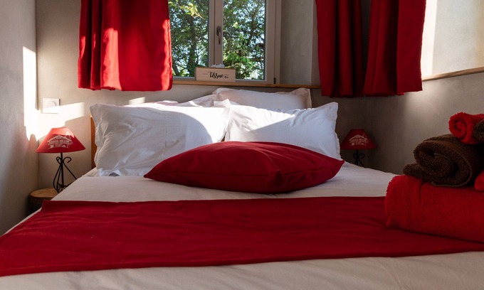 Sapois Bed & Breakfast | Jonquille Room with private entrance and pets allowed