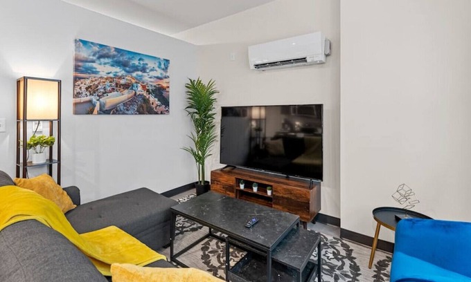 Westown Apartment | Journal Commons 331 · Designer Luxe 1BR in Historic West Town/Fast WI-FI