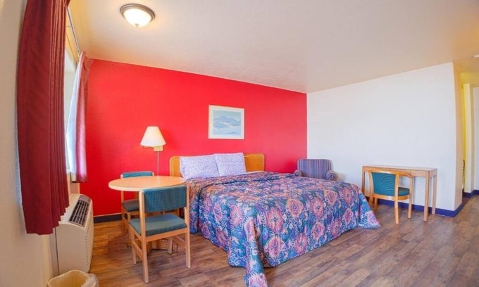 Lordsburg Hotel | Journey Near I-10 Highway In Pet Friendly Guest Room