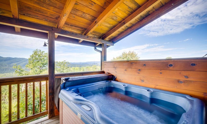Gatlinburg - Pigeon Forge Cabin | Journey's End: Mountain View, Hot Tub,