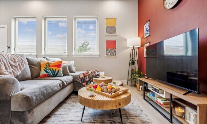 Fort Worth Apartment | Joyful 1BD: Pleasant, Warm & Close to the Action!