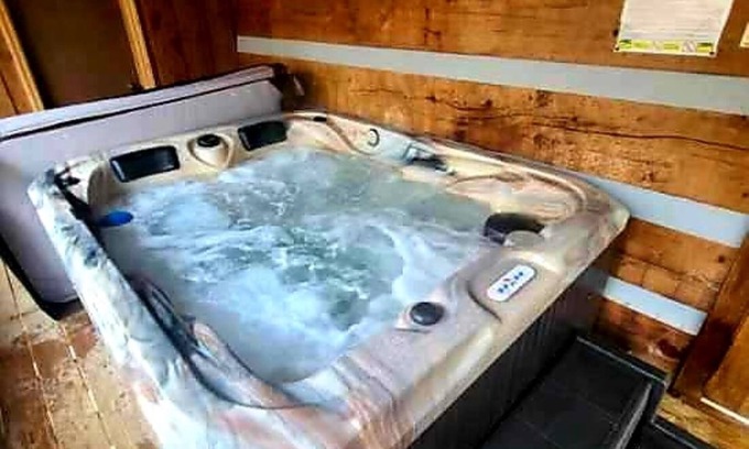 Gatlinburg - Pigeon Forge Cabin | JOYFUL MEMORY ~ HOT TUB ~ ONLY 6 MILES FROM THE MAIN STRIP