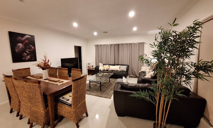 Kambah House | JoyWaves New 4Bedroom retreat - ultimate getawayn