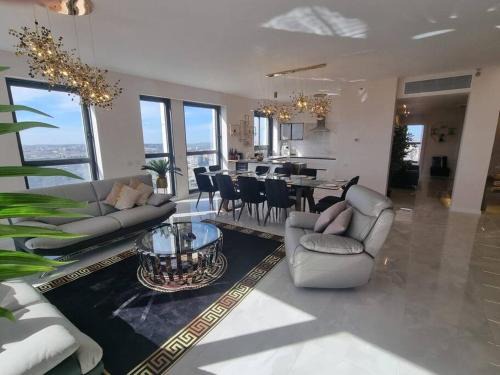 Nachlaot Apartment | JTower Royal Suites - The Penthouse - Alefimmoed