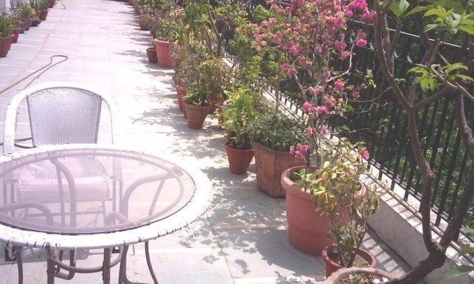 Connaught Place Hotel | Jukaso Inn Down Town