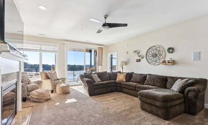 Lake Delton Condo | Julie's Lakefront Retreat at Delton Grand