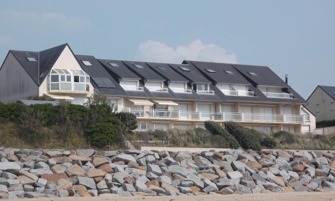 Jullouville Apartment | Jullouville duplex apartment in quiet residence set facing the sea
